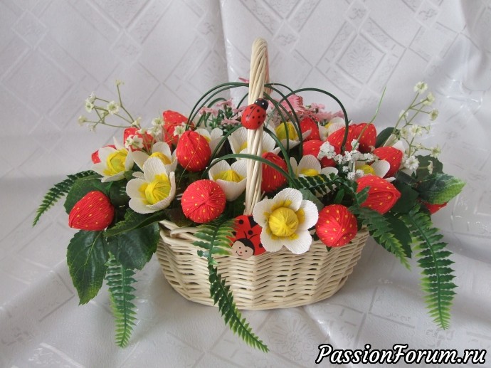 Корзинка с ягодками в подарок на ягодный юбилей