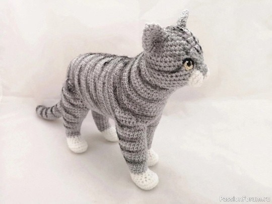 Серая кошечка крючком. МК
