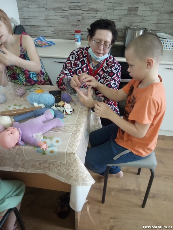 Учились вязать.