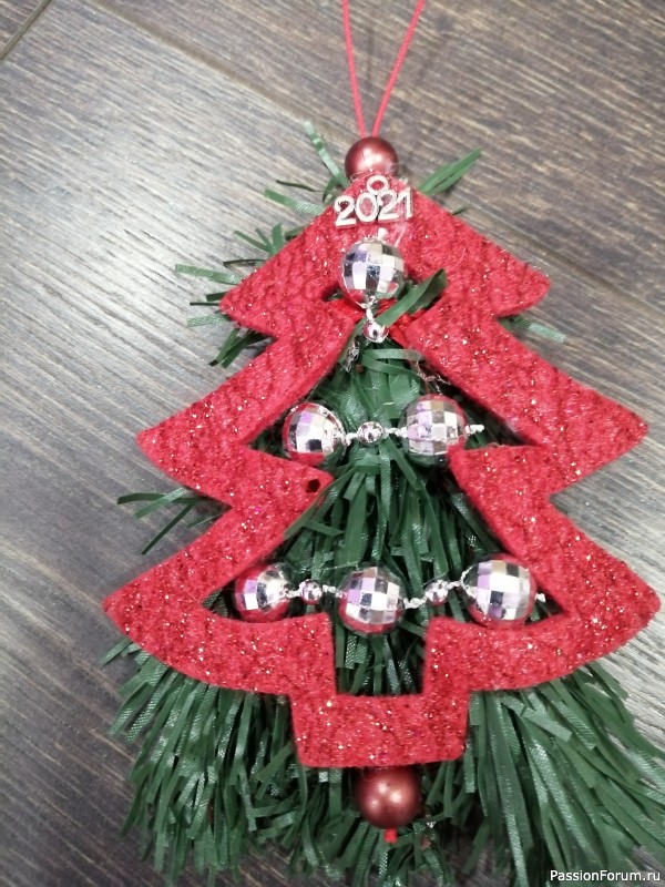 Новогодние сувениры из еловых веток