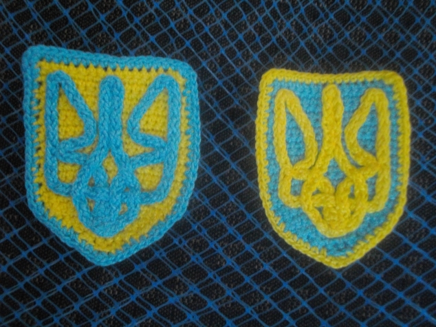 Пошаговый фото мастер-класс плетения брелка в виде флага Украины