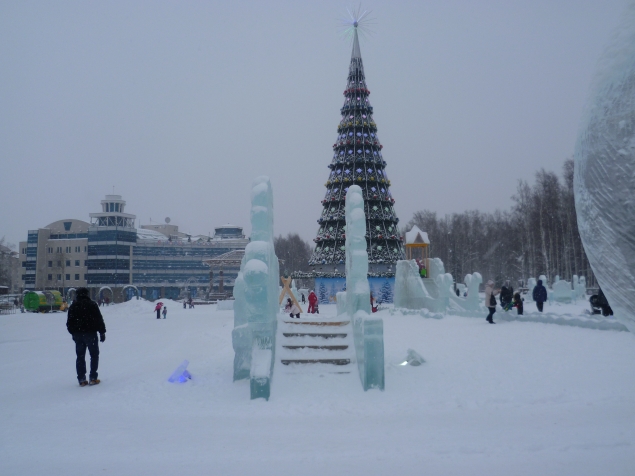 Главная площадь города Ханты-Мансийска в дневном, новогоднем убранстве