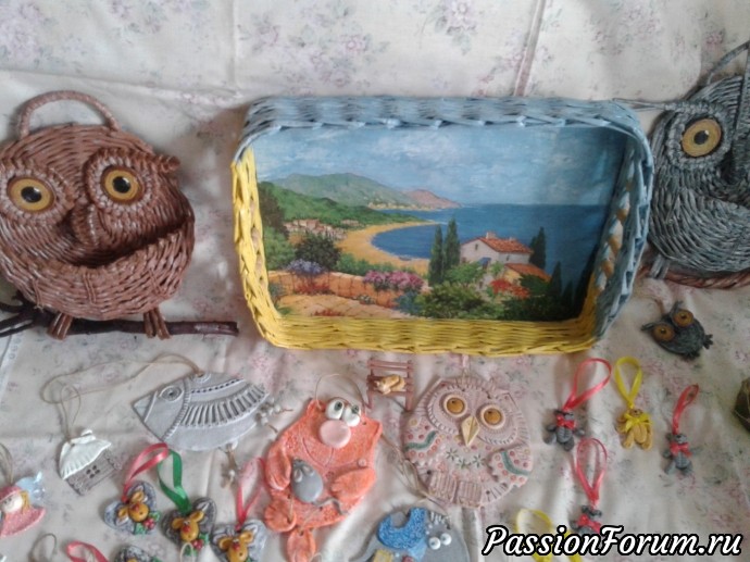 Поднос, лежанка для собачки, шкатулочка и вазочки.