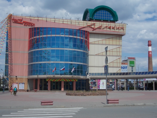 Театр арлекин. Музей Омского цирка. Омск фото города Арлекин и цирк. Гостиница Омского цирка. Фото большого зала Арлекин Омск.