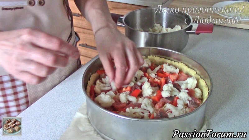 Открытый пирог с рыбой и овощами