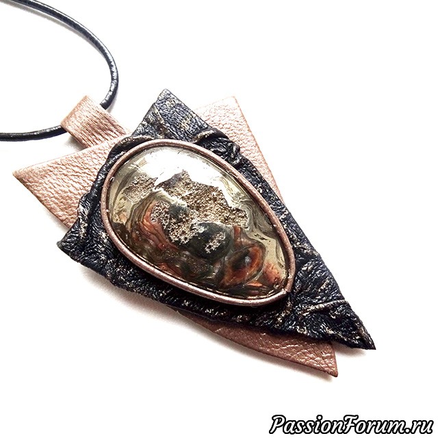 Красивое хобби. Натуральные камни в коже.