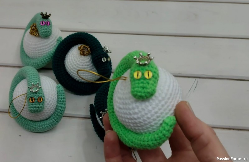 Змейка на шаре крючком. Видео МК