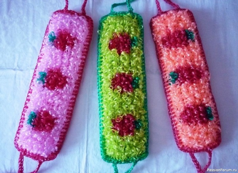 Плoская мочaлка cвязана кpючкoм