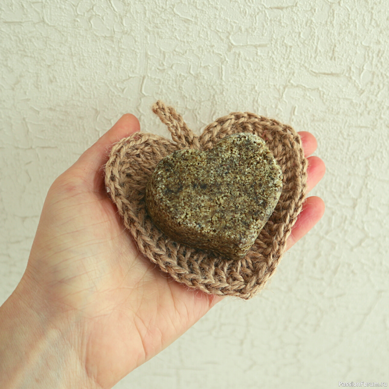 Спонж для умывания Beauty4Life конжаковый Бамбуковый уголь в форме сердца