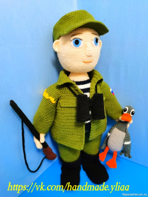 Охотник с уткой подарок на юбилей. Игрушка крючком