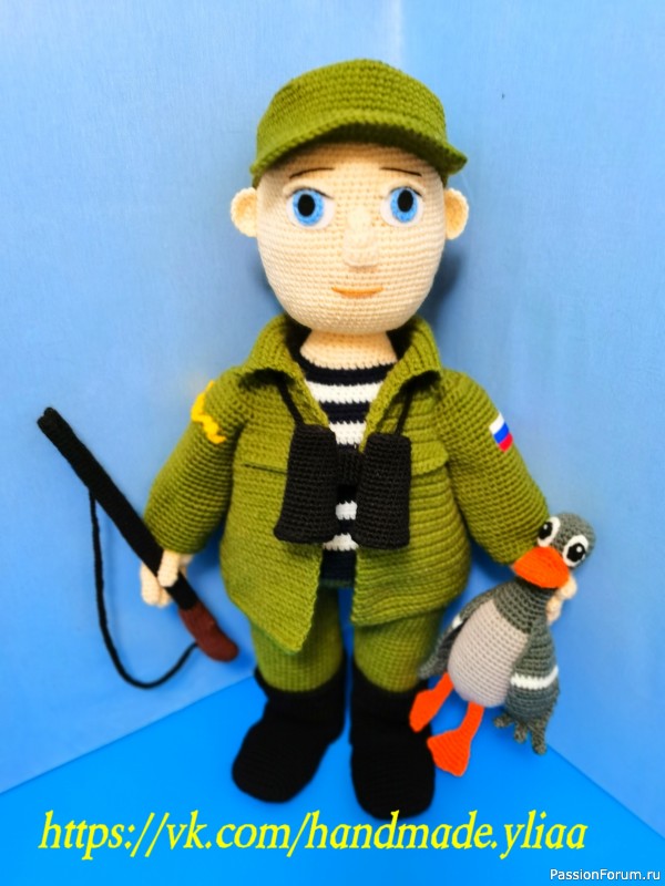 Охотник с уткой подарок на юбилей. Игрушка крючком