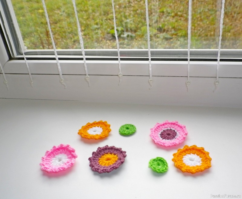 Вязаная крючком цветочная занавеска или декор для окон. Crocheted Flower Curtain or Window Decor