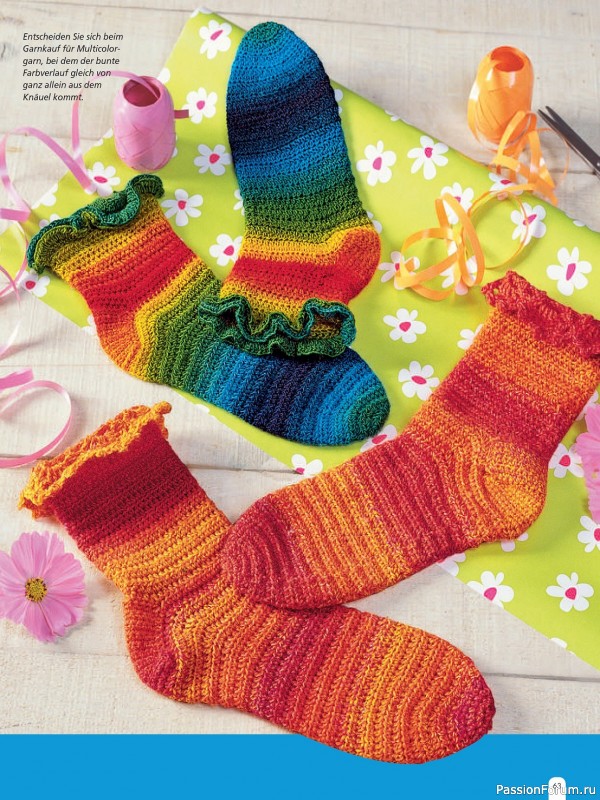 Коллекция моделей носков в журнале «Socken Stricken & Hakeln HU047 2023»