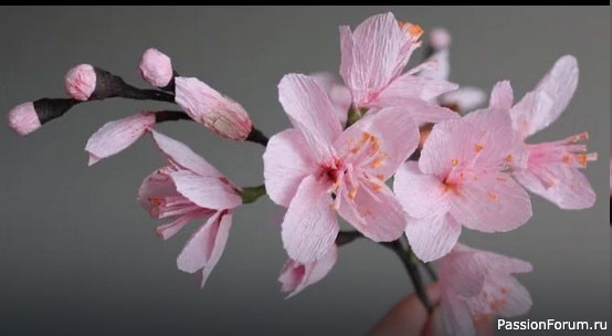 Цветок из гофрированной бумаги с конфетой своими руками Бумажные цветы / DIY РУКОДЕЛИЕ поделки