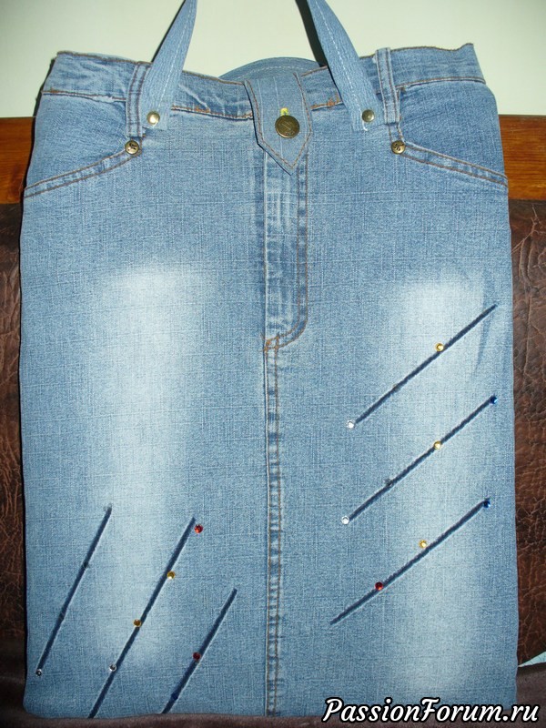 15 идей как превратить старые джинсы в модную сумку