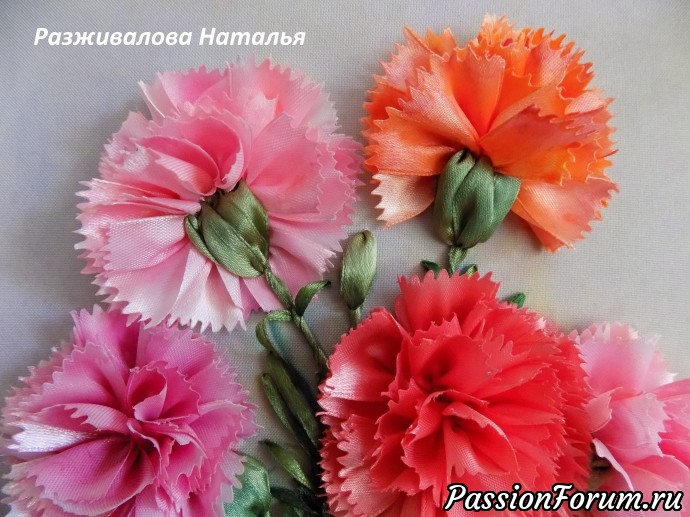 Картина "Гвоздики". Вышивка лентами с элементами аппликации.