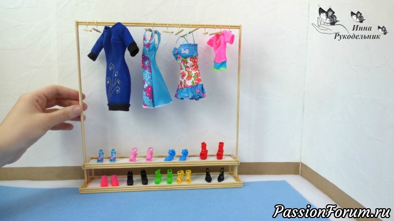 Как сделать вешалку для одежды куклы из картона?