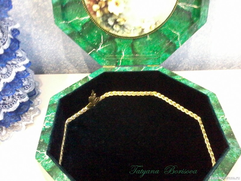 Шкатулка с имитацией зелёного мрамора.