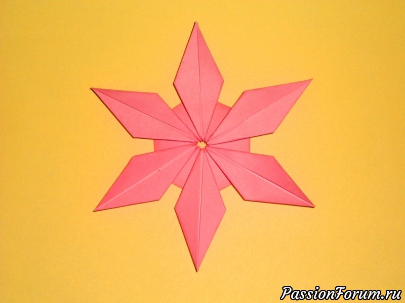 1. Простые цветы из бумаги: используем принцип спирали