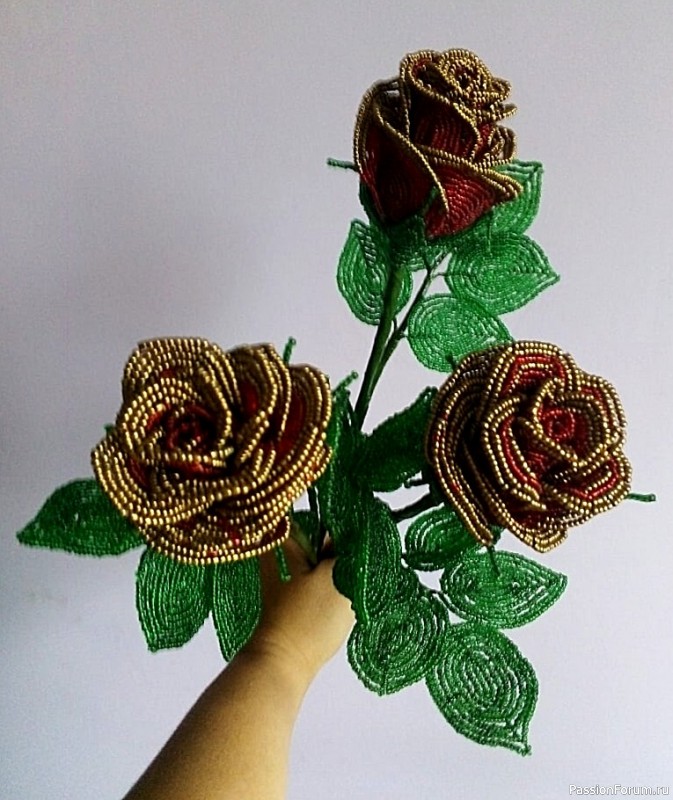 Розы кустовые из бисера. Мастер-класс. Часть 3/4. // Букет роз из бисера. // Beaded Roses.