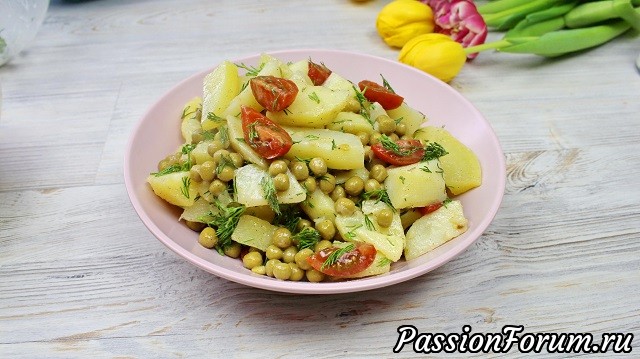 Салат из картофелем и горошком.