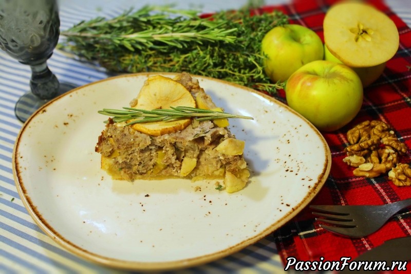 ​Осенний пирог со свининой, яблоками и травами.